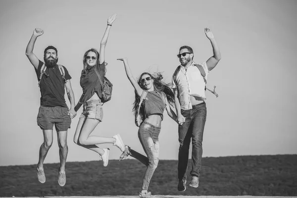 Leuke groep jongeren springen — Stockfoto