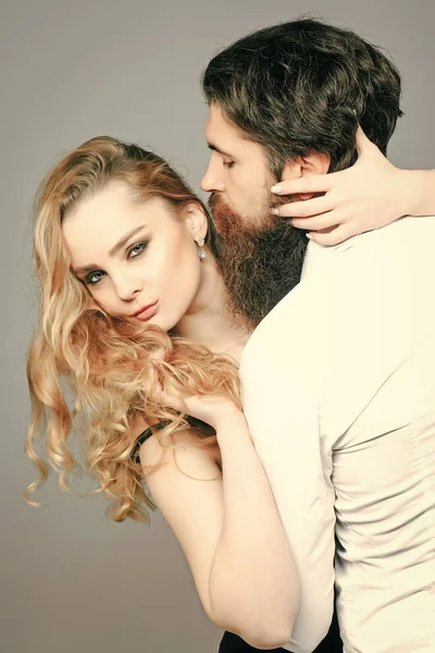 Tutkulu çift öpüşme, erkek ve kız. Son moda saç modeli sarılmak gri arka plan üzerinde aşık çift — Stok fotoğraf