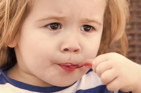 Happy kid having fun. Toddler eat ice cream, frozen fruit yogurt, gelato or sorbet — Stock Photo, Image