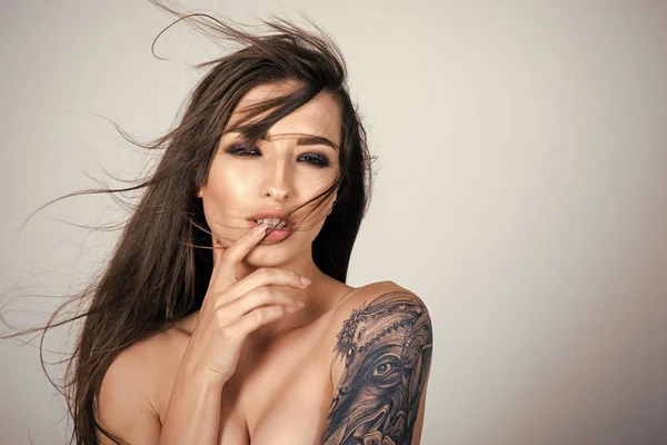 Ομορφιά πρόσωπο γυναίκας. Πορτρέτο του όμορφη γυναίκα με τατουάζ στον ώμο — Φωτογραφία Αρχείου