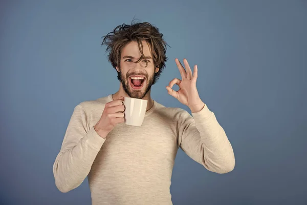 Un uomo che guarda la telecamera. Mattina con caffè o latte . — Foto Stock