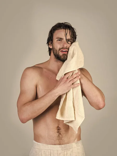 회색 배경에 근육 시체와 함께 목욕탕에 남자 — 스톡 사진