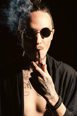 Adam yakışıklı bir yüz. Kötü alışkanlıklar, nikotin bağımlılığı