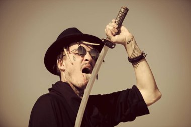 Adam kameraya bakıyor. Dövüş sanatları kavramı