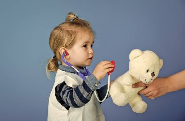 Mutlu bir çocukluk eğleniyor. Sağlık, sağlık, tıp