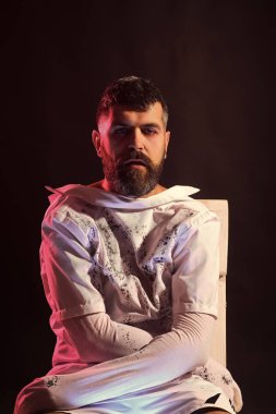 Cadılar Bayramı adam beyaz giysili sarılmış