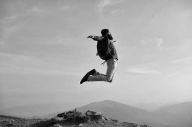 Adam hipster sırt çantası ile atlar