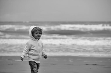 Çocuklar oynarken - mutlu oyun. Erkek bebek Kapşonlu ceket