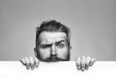 Adam yakışıklı bir yüz. kağıt ile ciddi adam