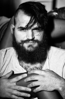 Adam kameraya bakıyor. Adam kadın bacakları