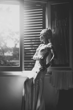 Şehvetli kadın vücut. Pencere yakınındaki Genç gelin