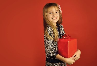 Çocuk çocukluk çocuklar mutluluk kavramı. Mevcut Pack, siber Pazartesi kız çocuk. kız çocuk hediye kutusu, kopya alanı tutun.