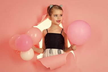 Mutlu bir çocukluk eğleniyor. mutluluk, çocukluk ve görünüm. mutluluk ve parti kutlama.