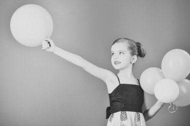 Mutlu bir çocukluk eğleniyor. kutlama ve tatil. küçük kız için kutlama birhday parti.