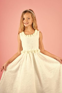 Moda ve güzellik, küçük prenses. Pembe bir arka plan, güzellik moda modeli. Bak, Kuaför, makyaj. Elegance şık seksi elbiseli kız çocuk. Şık elbiseli küçük kız balo