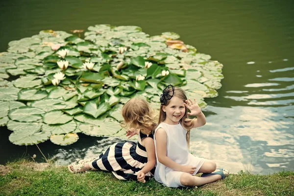 Gyermek gyermekkori gyermekek boldogság fogalmát. Jövőbeni és virágzó — Stock Fotó