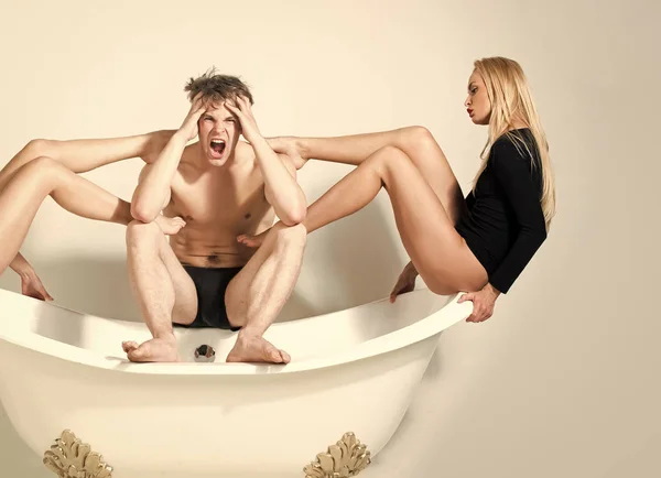 Para tajemnice fantasy. Człowiek z mięśni ciała, kobiety w kąpieli, stosunki. — Zdjęcie stockowe