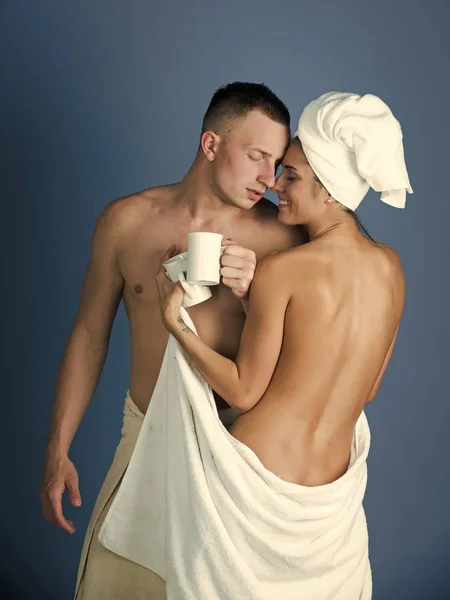 Sensuale giovane coppia fare l'amore Mattina caffè, donna e uomo in asciugamano da bagno . — Foto Stock