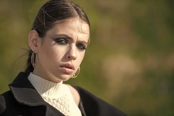 Modelo de moda de mujer body.Fashion con ojo, pose de maquillaje facial en el día soleado — Foto de Stock