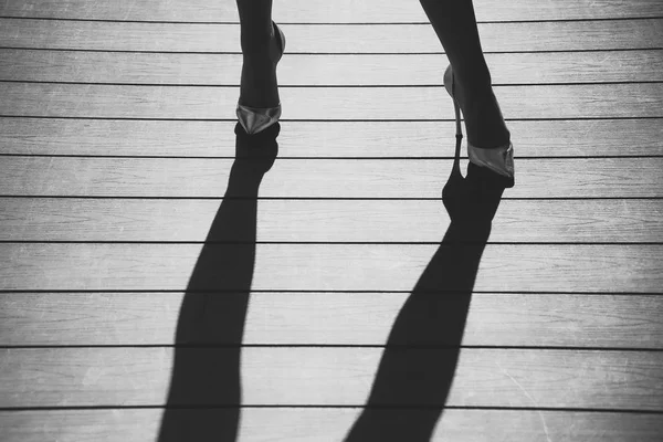 影の女性の足とかかとの高い靴 — ストック写真