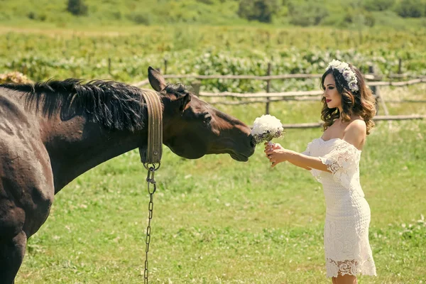 Corpo femminile sensuale. Sposa donna dare mazzo di fiori a cavallo — Foto Stock