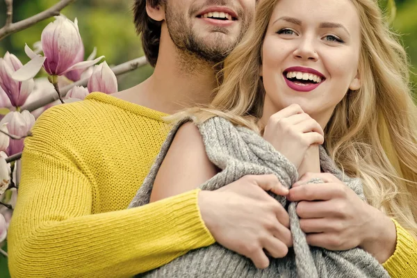 情熱的なカップルのキス, 少年と少女。ばねまたは夏の自然の中のマグノリアの花と庭 — ストック写真