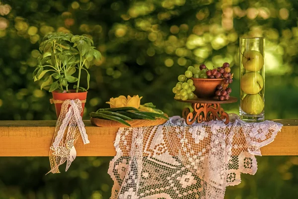 Stilleven van groenten, fruit en plant op natuurlijke achtergrond — Stockfoto