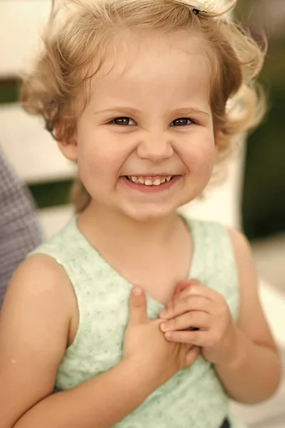 Chica bebé con pelo rubio sonrisa en vestido de verano — Foto de Stock