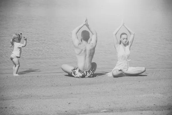 Chico feliz divirtiéndose. yoga y meditación, amor y familia, vacaciones de verano, espíritu, cuerpo — Foto de Stock