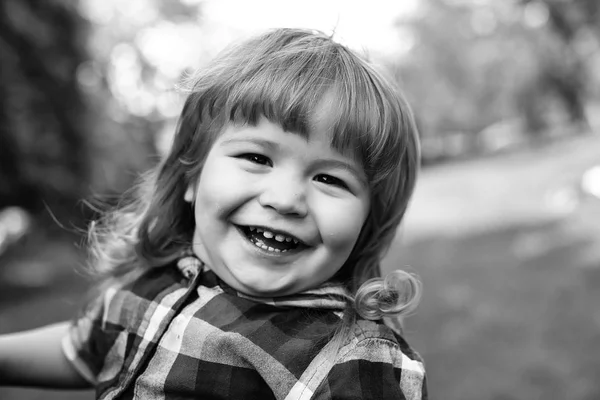 Ragazzo felice che si diverte. felice piccolo ragazzo su sfondo verde naturale — Foto Stock