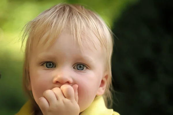 Criança Infância Crianças Felicidade Concept.Baby infantil com olhos azuis no rosto bonito — Fotografia de Stock