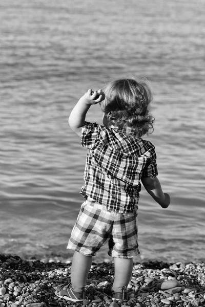 Bambini che giocano - gioco felice. Ragazzo sulla spiaggia — Foto Stock