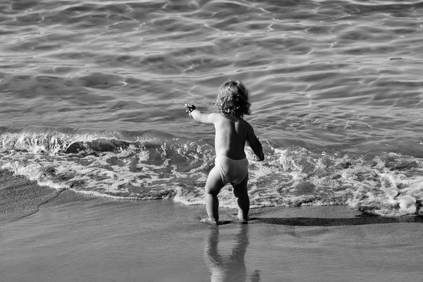 子供小児子供幸せコンセプト。海の水の小さな男の子 — ストック写真