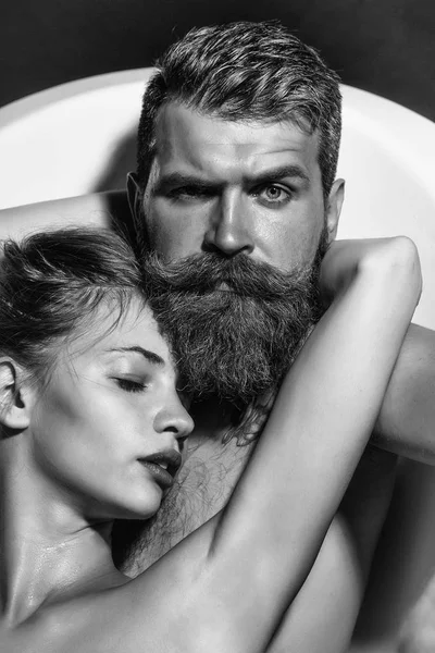 Casal nu e momentos eróticos. Fantasia de dois segredos. Homem e menina no banho — Fotografia de Stock