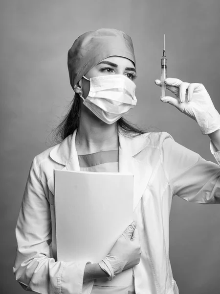 높은 패션 우아한 여자의 초상화입니다. 주사기와 폴더 간호사 — 스톡 사진