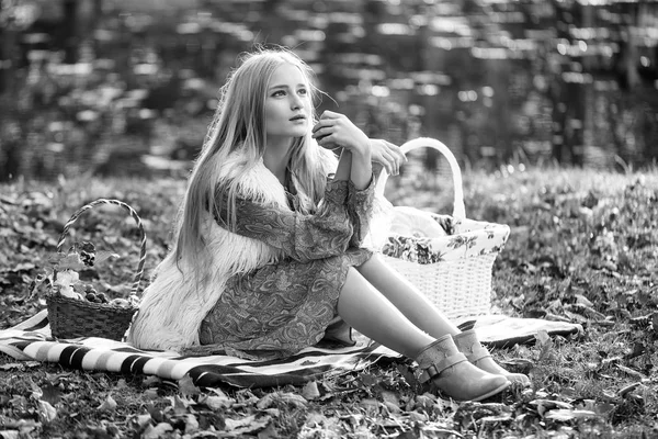 Moda corp femeie. Frumoasă fată la picnic — Fotografie, imagine de stoc