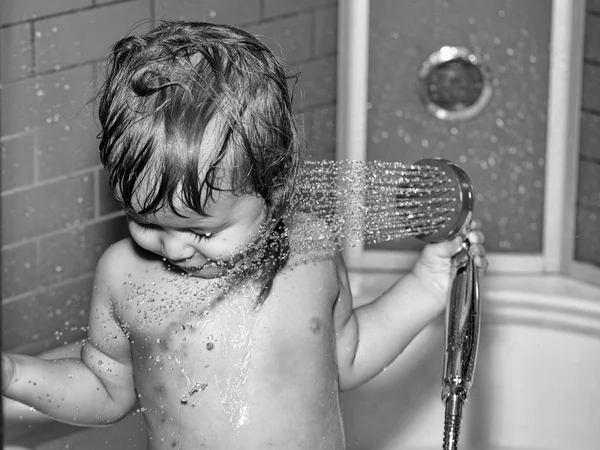 Miúdo feliz a divertir-se. Menino pequeno no chuveiro — Fotografia de Stock