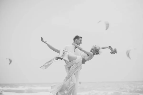 Pareja apasionada besándose, chico y chica. Bonito par de boda en la playa — Foto de Stock