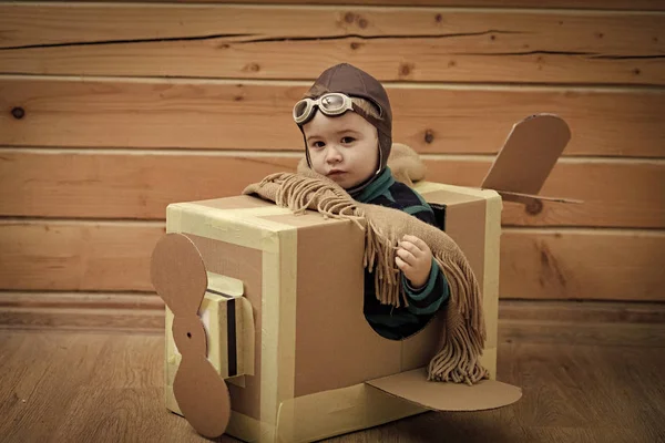 Chico feliz divirtiéndose. Niño, escuela piloto, innovación . — Foto de Stock