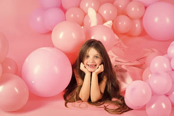 Miúdo feliz a divertir-se. Menina com balões — Fotografia de Stock