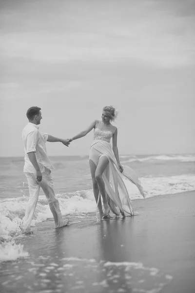 热情的情侣接吻, 男孩和女孩。可爱的新婚夫妇在海滩上 — 图库照片
