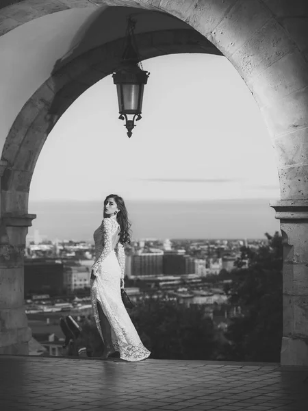 관능적인 여자 몸입니다. 도시 보기에 하얀 드레스를 입고 아름다움 여자입니다. 발코니에 긴 머리를 가진 뷰티 모델 — 스톡 사진