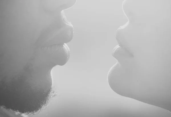 Женщина и африканский мужчина дуют губы за поцелуй, любовь. Пара секретов фантазии . — стоковое фото