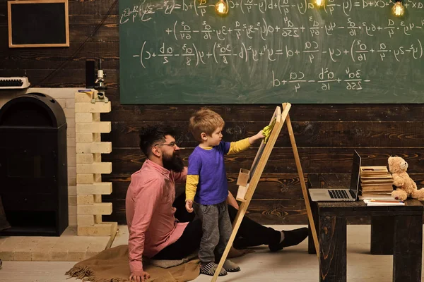 Niños jugando - juego feliz. Profesora y alumna aprendiendo matemáticas. Papá enseñando aritmética de hijo. Concepto de educación informal — Foto de Stock