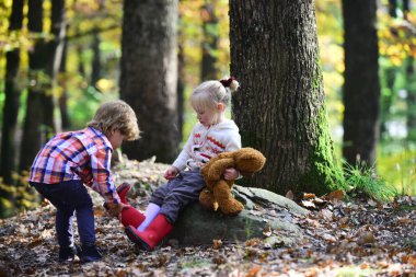Kardeşler birbirimizi gözetmek. Kardeş duygu bakmakta ve aşk, arkadaş portresi.