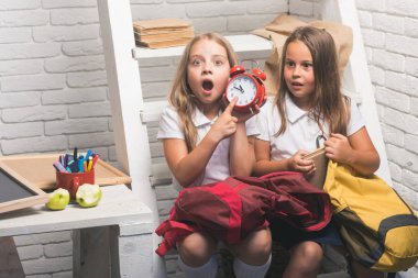 Geç. Shoked küçük kızlar şov zamanı saati. küçük çocuklar okula geç.