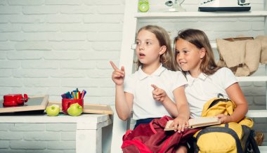 Süre oturarak birlikte kitap okuma çocuk