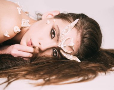 Masal kahramanlarıyla dikenler siyah kürk halı üzerinde yalan deri ile. Doğa, ihale elf, beyaz arka plan üzerinde fantezi kavramı izole orman perisi ruhu.