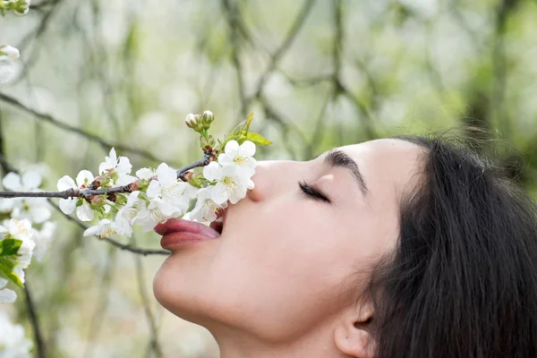 Femme Sensuelle Flânant Dans Parc Jardin Fleurs Concept Printemps Sexy — Photo