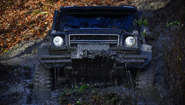 Cruzamento Preto Dirigindo Através Sujeira Com Natureza Fundo Suv Coberto — Fotografia de Stock